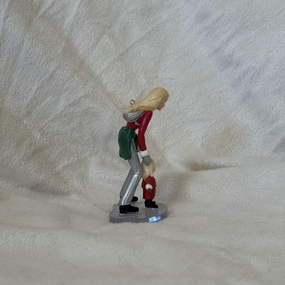 Vintage Hallmark Keepsake Ornament 2001 Barbie™ and Kelly™ on the Ice - Picture 4 of 9